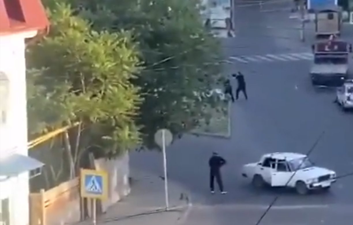 A la cifra de muertes se sumó el fallecimiento del jefe de la policía de la localidad de Dagestanskie Ogni, que acudió a apoyar a sus colegas de la vecina Derbent, donde fue mortalmente herido, según el departamento local del Ministerio de Interior.