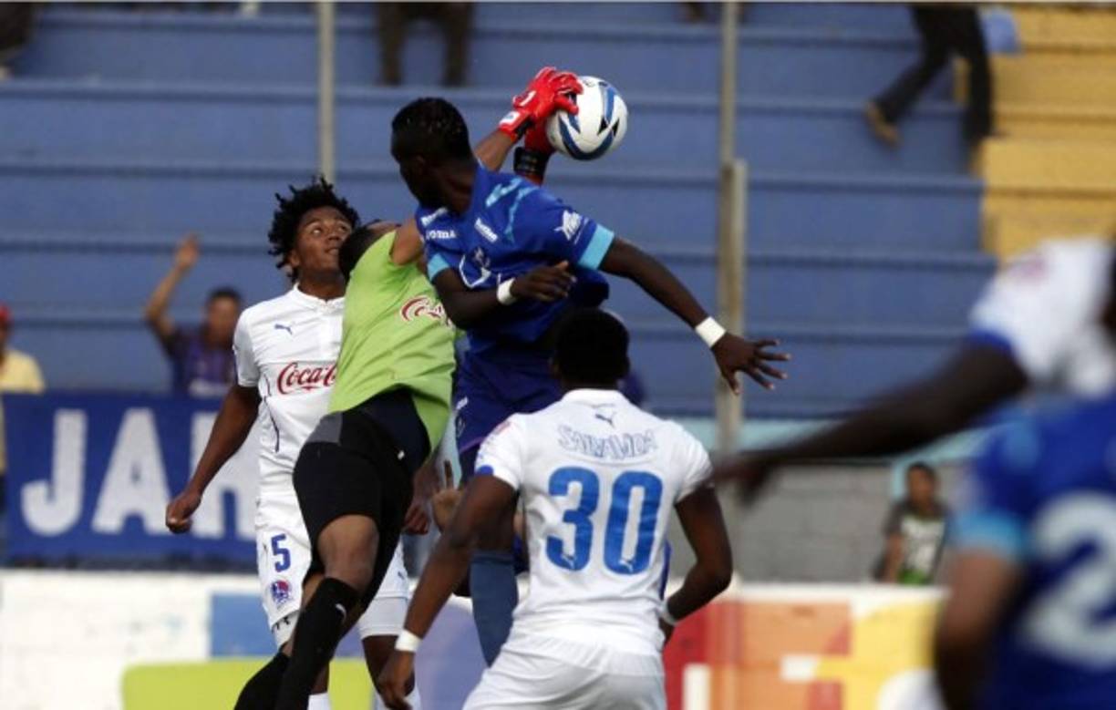 El guardameta del Olimpia, Donis Escober, se queda con el balón en un ataque del Motagua.
