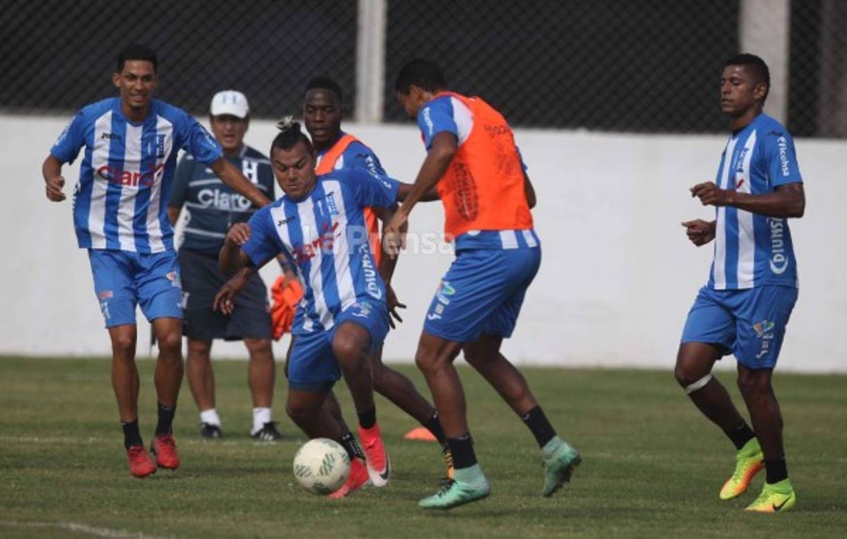 Costly se ha metido de lleno con el grupo y lo da todo. Sus compañeros se han contagiado por el atacante.