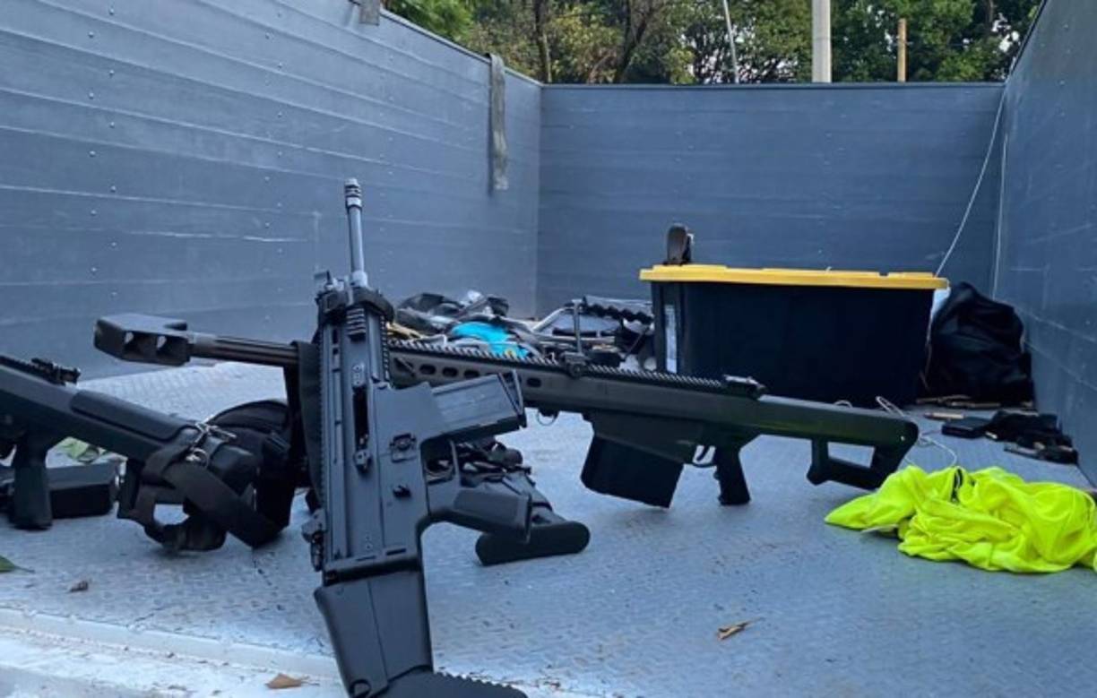 Armas usadas para el atentado por los sicarios del Cartel de Jalisco.