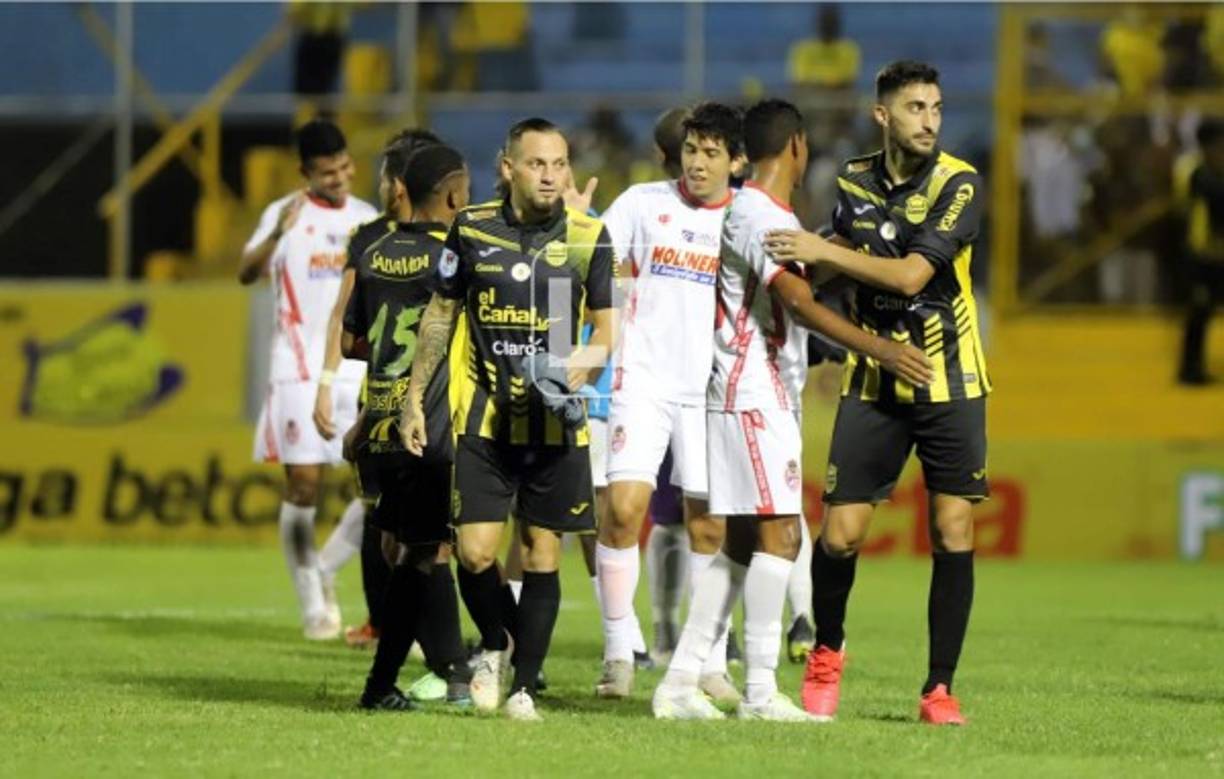 Jugadores del Real España y Real Sociedad se saludan al final del partido.