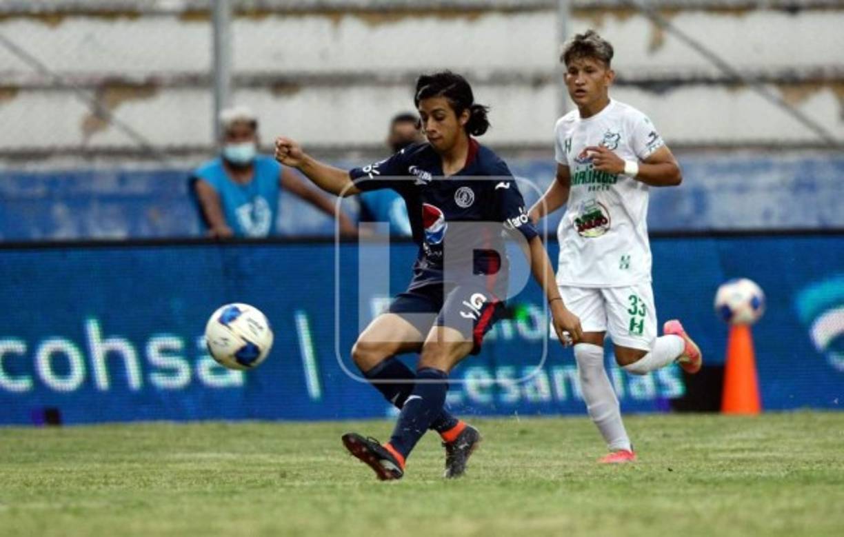 El habilidoso mediocampista casi marca un golazo, pero este disparo pasó se desvió levemente en un defensor del Platense.