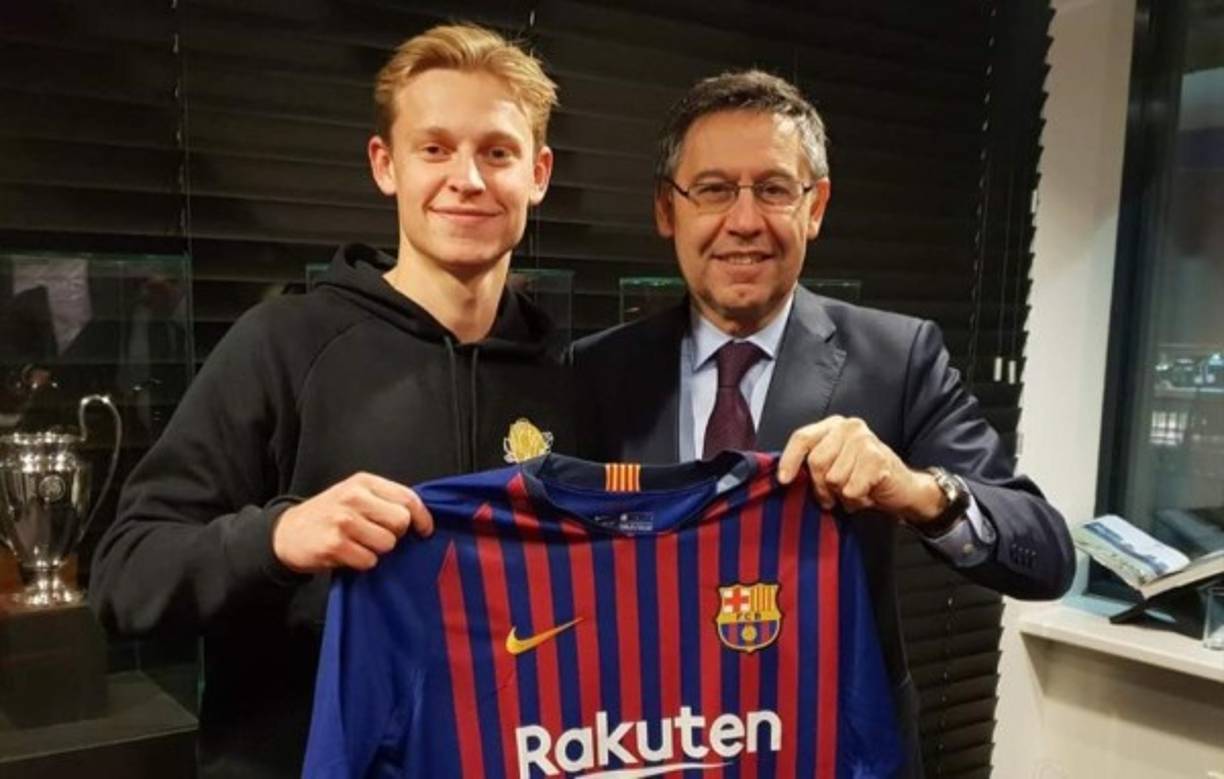 El centrocampista Frenkie de Jong se vestirá de azulgrana en la próxima campaña, firmó por cinco años, hasta el 2024. Es una de las primeras incorporaciones ya confirmadas del club blaugrana.