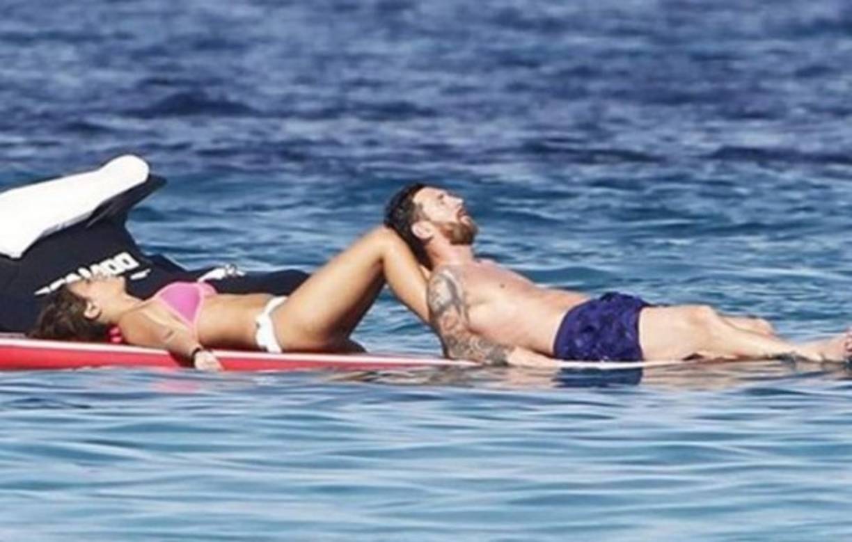 Messi y su amada pareja sentimental se olvidan de los problemas. Anteriormente estuvieron en Las Bahamas y hoy en Ibiza.