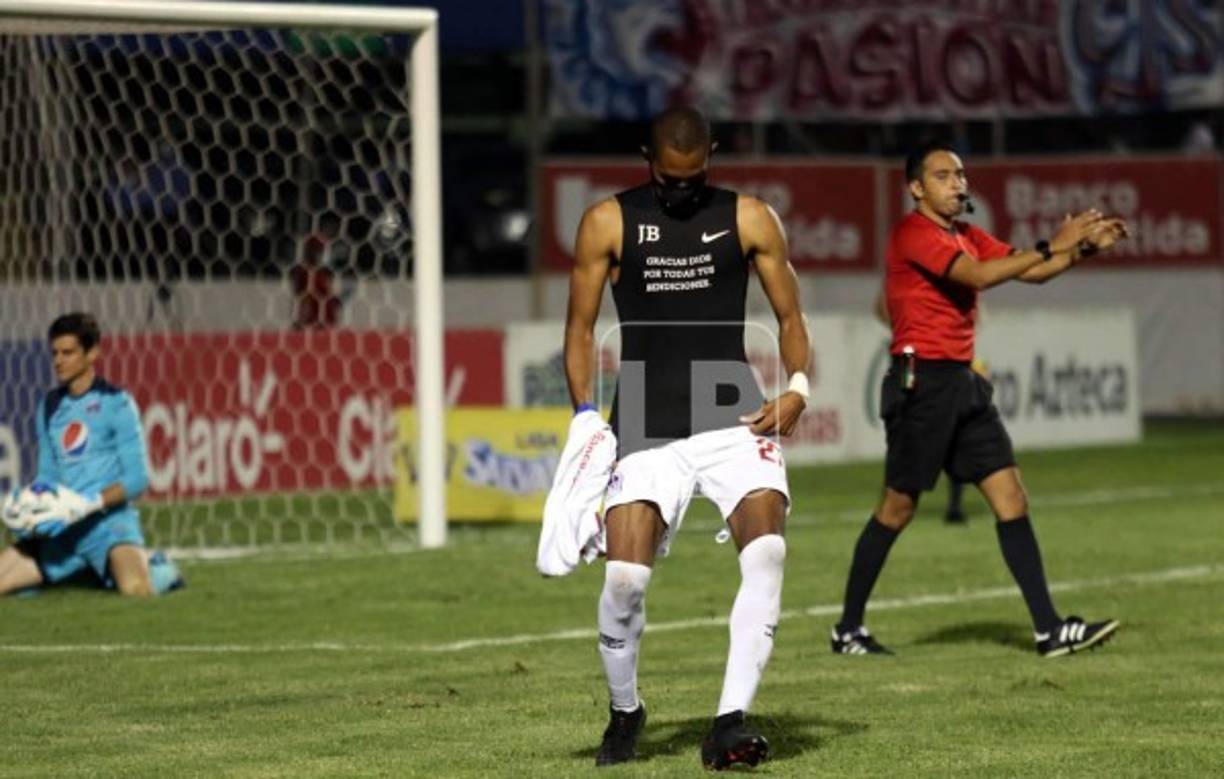 Jerry Bengtson marcó el penal decisivo para el tricampeonato del Olimpia y celebró mostrando esta camiseta con la frase: “Gracias Dios por todas tus bendiciones“.