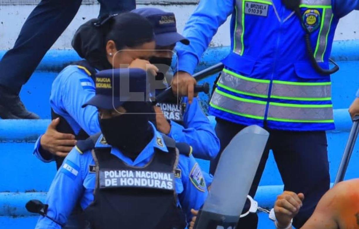 La Subinspectora, Denia Michell Contreras, no pudo contener las lágrimas tras el brutal ataque que recibió por parte del individuo.