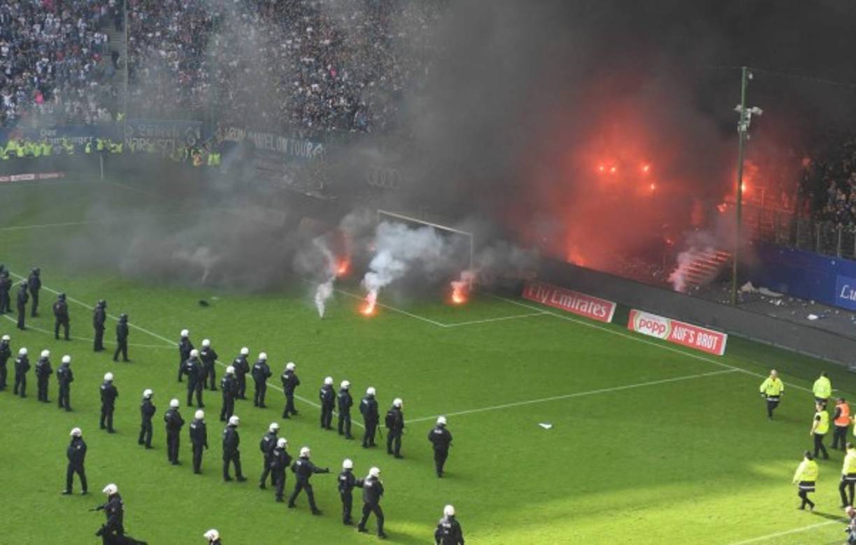 Algunos seguidores del Hamburgo, de uno de los fondos, lanzaron bengalas que provocaron una densa humareda y algún fuego pequeño.