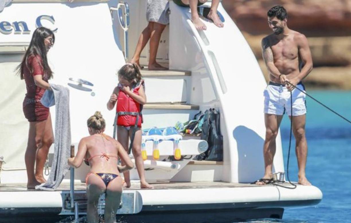 Las esposas de los jugadores disfrutando en un yate.