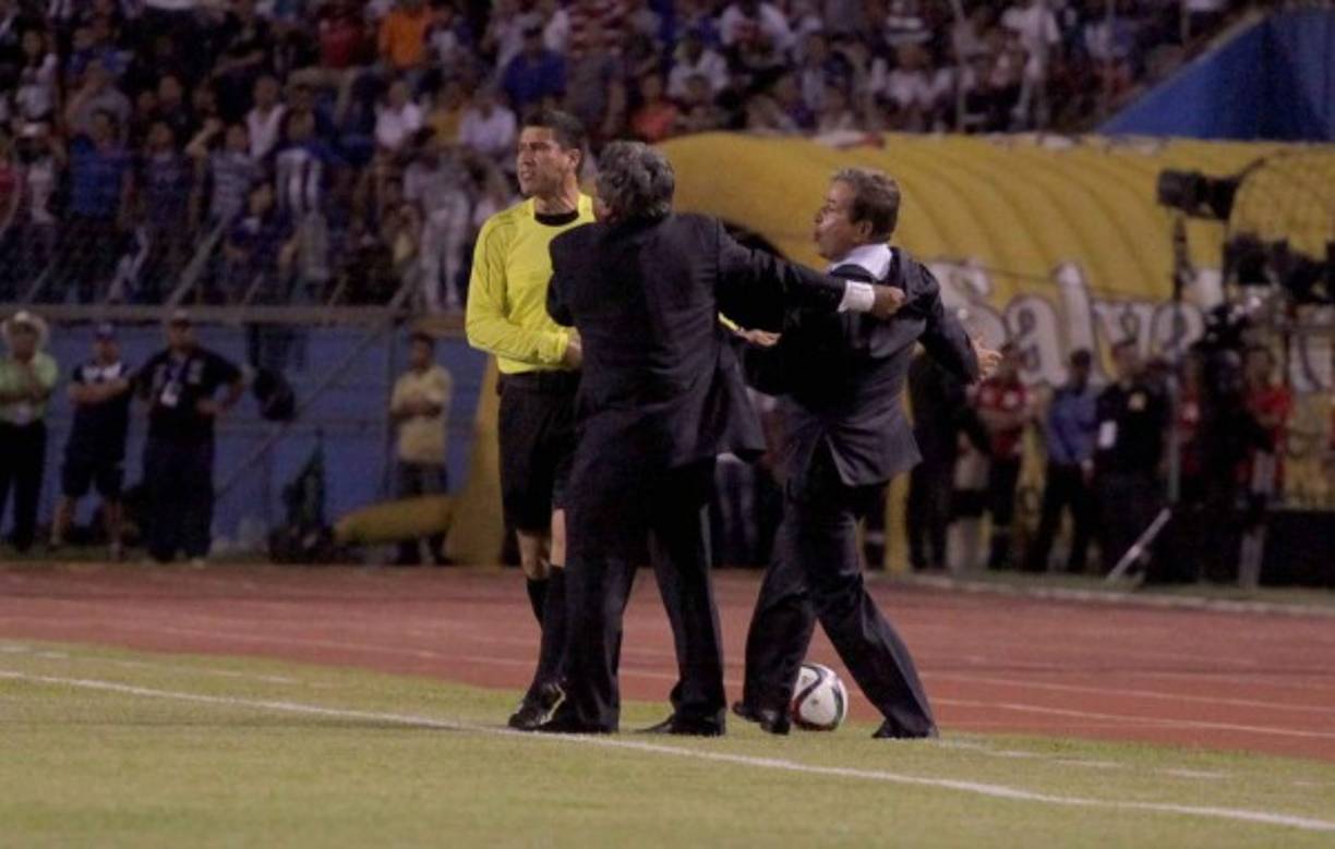 Primi no tuvo reparo y agarró al colombiano bien fuerte.