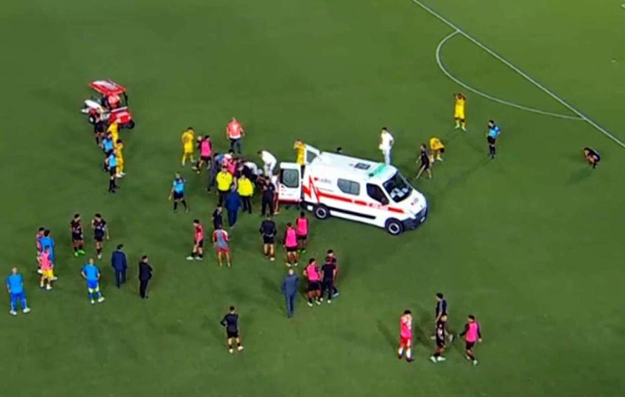 La ambulancia entró a la cancha para llevarse a Javier Altamirano a un hospital cercano.