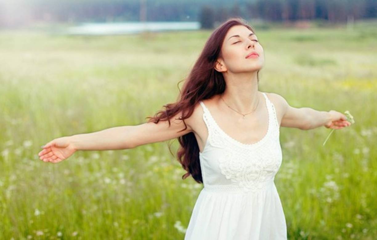 1. Respira hondo. <br/><br/>Existen ejercicios de respiración profunda que te servirán para calmar tu mente y mejorar tu perspectiva.<br/>