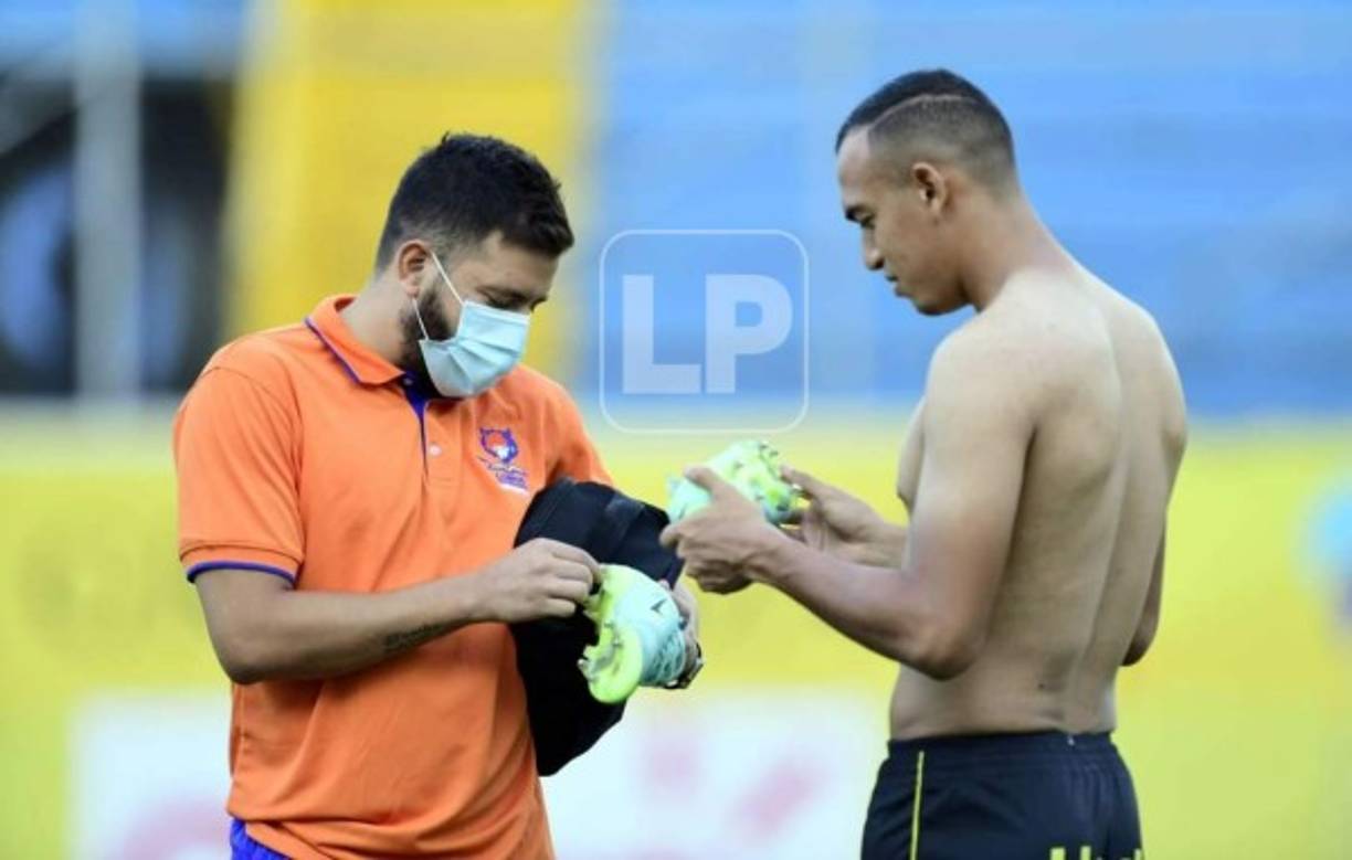 Devron García, del Real España, dialogando sobre los tacos con Michael Osorio, de la UPN, antes del partido en el estadio Morazán.