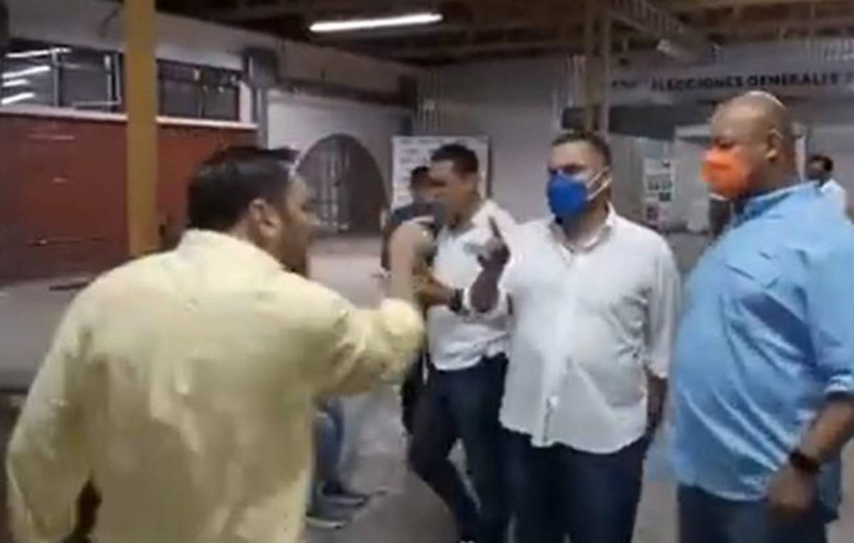 El candidato independiente a la presidencia, Milton Benítez, conocido como Perro Amarillo, se enfrentó con el candidato a la alcaldía de Tegucigalpa, David Chávez, del Partido Nacional.