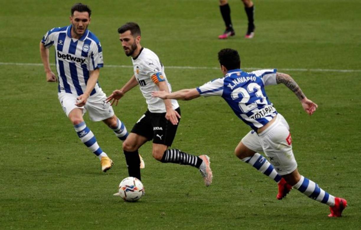 Valencia tiene la intención de renovar a José Luis Gayà antes de la Eurocopa, porque el canterano acaba contrato en junio de 2023. Sin embargo, Gayà tiene muchos pretendientes y el Valencia sabe que está obligado a vender jugadores para hacer 'caja' este verano. Barcelona, Real Madrid y Atlético están muy atentos a la situación del lateral. Foto EFE.