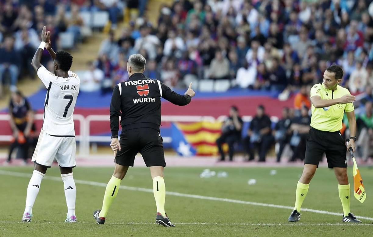 Hasta los árbitros del partido se metieron a la cancha para sacar rápido a Vinicius en el cambio.