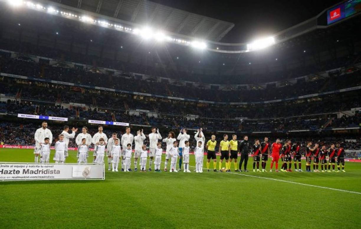Imagen de los equipos Real Madrid y Rayo Vallecano en los actos protocolares previo al inicio del partido en el estadio Santiago Bernabéu.