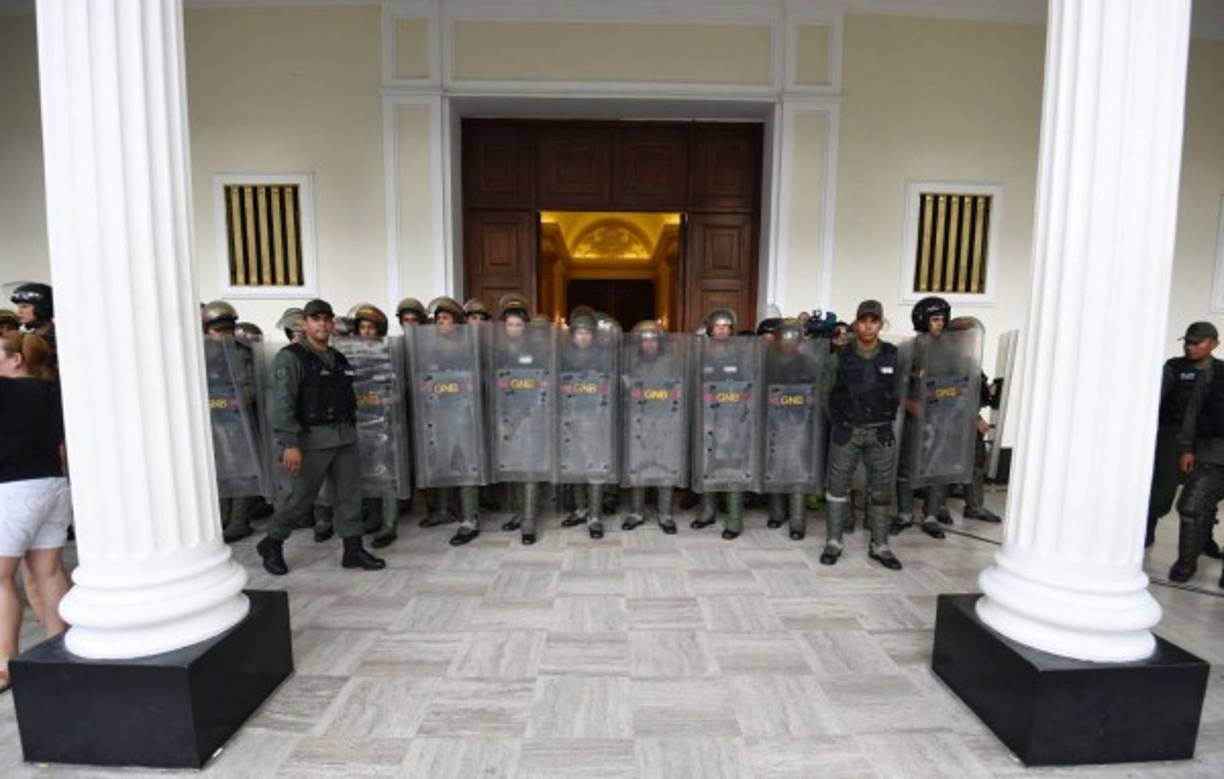 La Mesa de la Unidad Democrática (MUD), que arrasó en los comicios legislativos de diciembre pasado y controla el Parlamento por primera vez en 17 años de hegemonía chavista, asegura que la solución a la crisis es la salida del poder de Maduro, con una impopularidad del 76,5% según la firma Datanálisis.