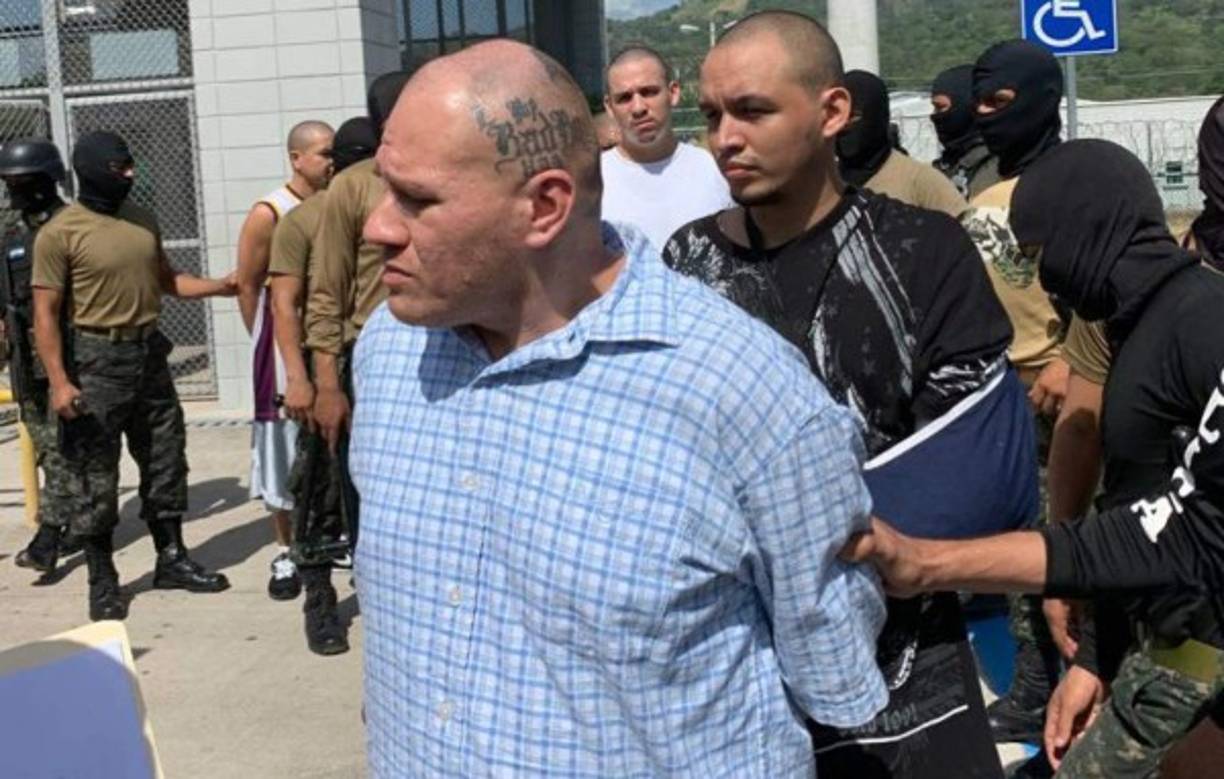 “Ha iniciado esta madrugada una operación muy importante para poder aislar bajo el concepto de máxima seguridad a 180 privados de libertad', dijo el presidente Juan Orlando Hernández.