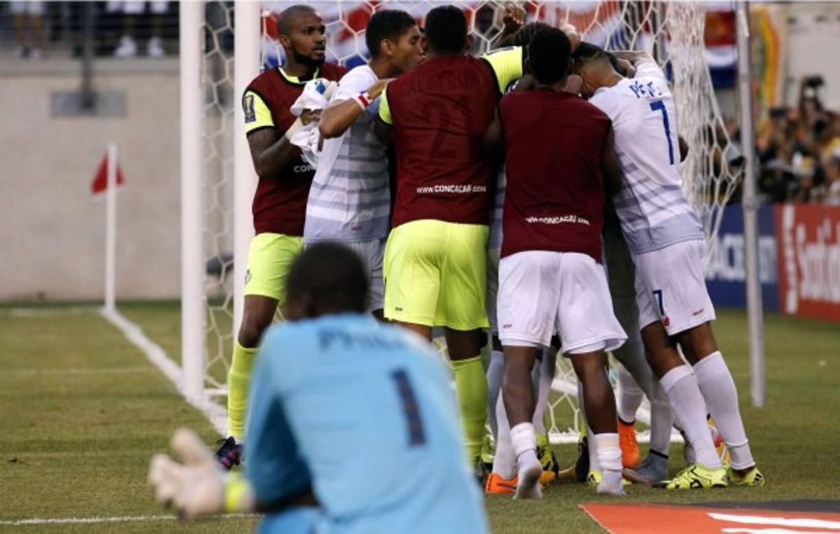 Los panameños celebrando ante la triste mirada de Marvin Phillip.