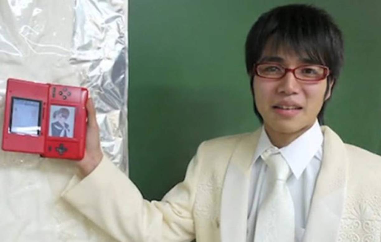 ¿Adicto a los videojuegos? Un joven japonés aficionado al videojuego Love Plus de la Nintendo DS contrajo matrimonio con Nene Anegasaki, un personaje virtual del videojuego.