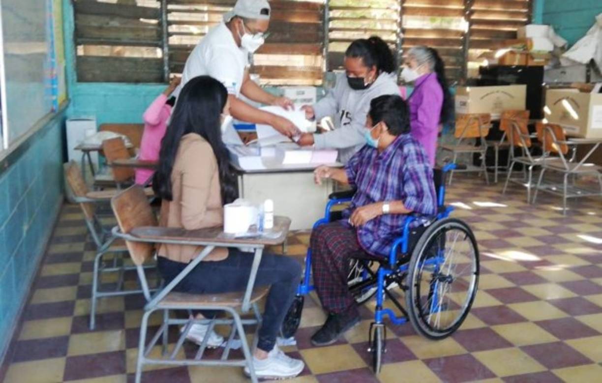 Este hondureño acudió temprano a las urnas y a enseñarle a las nuevas generaciones que es un derecho ciudadano ejercer el sufragio para elegir democráticamente a las autoridades que asumirán cargos públicos en Honduras en enero de 2022.