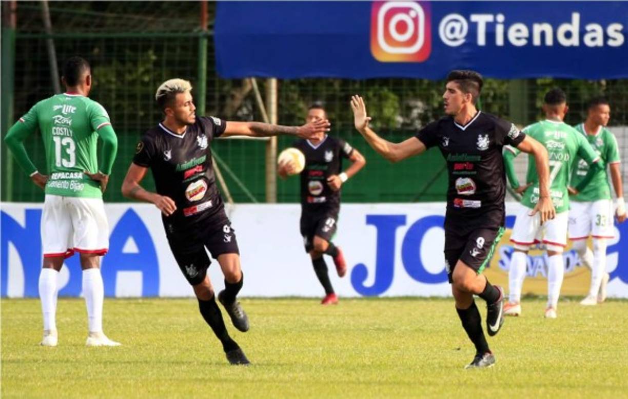 Bruno Volpi (derecha) marcó el descuento del Platense. Acá es felicitado por Abel Olariaga.