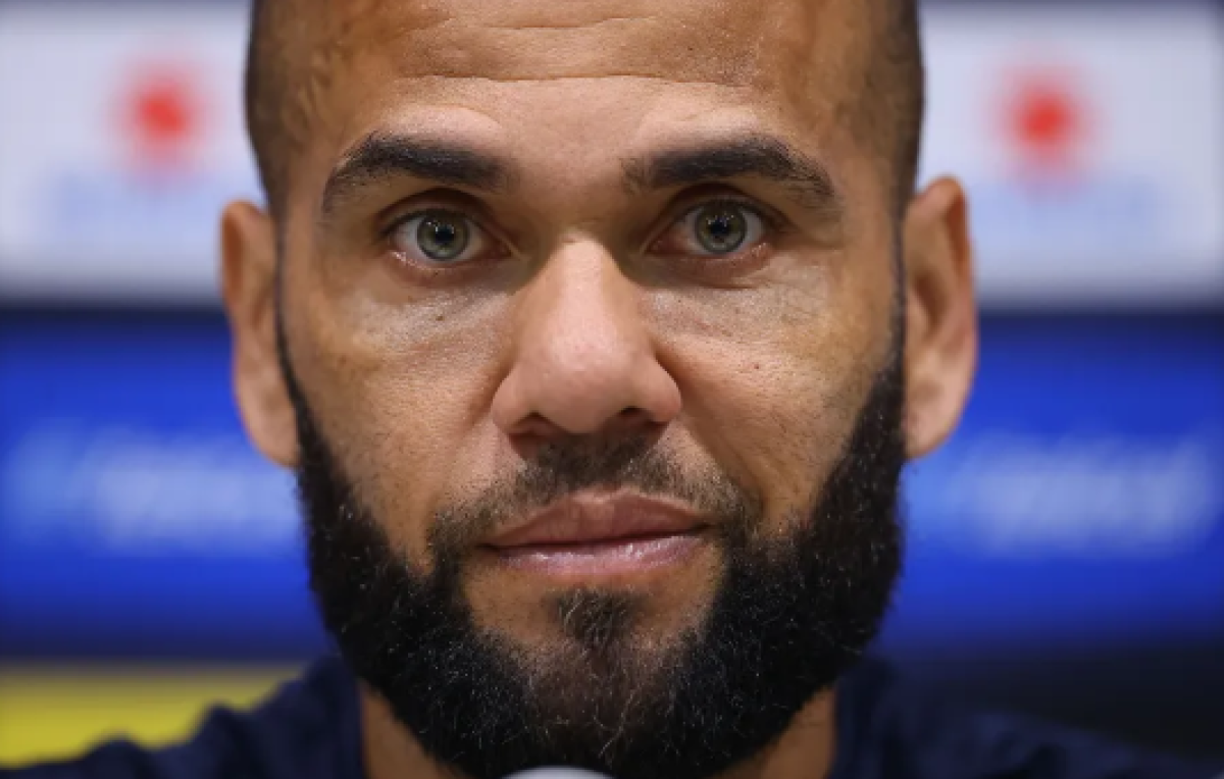 La decisión de mantener al futbolista brasileño en la cárcel fue para evitar un alto riesgo de fuga por parte de Alves.