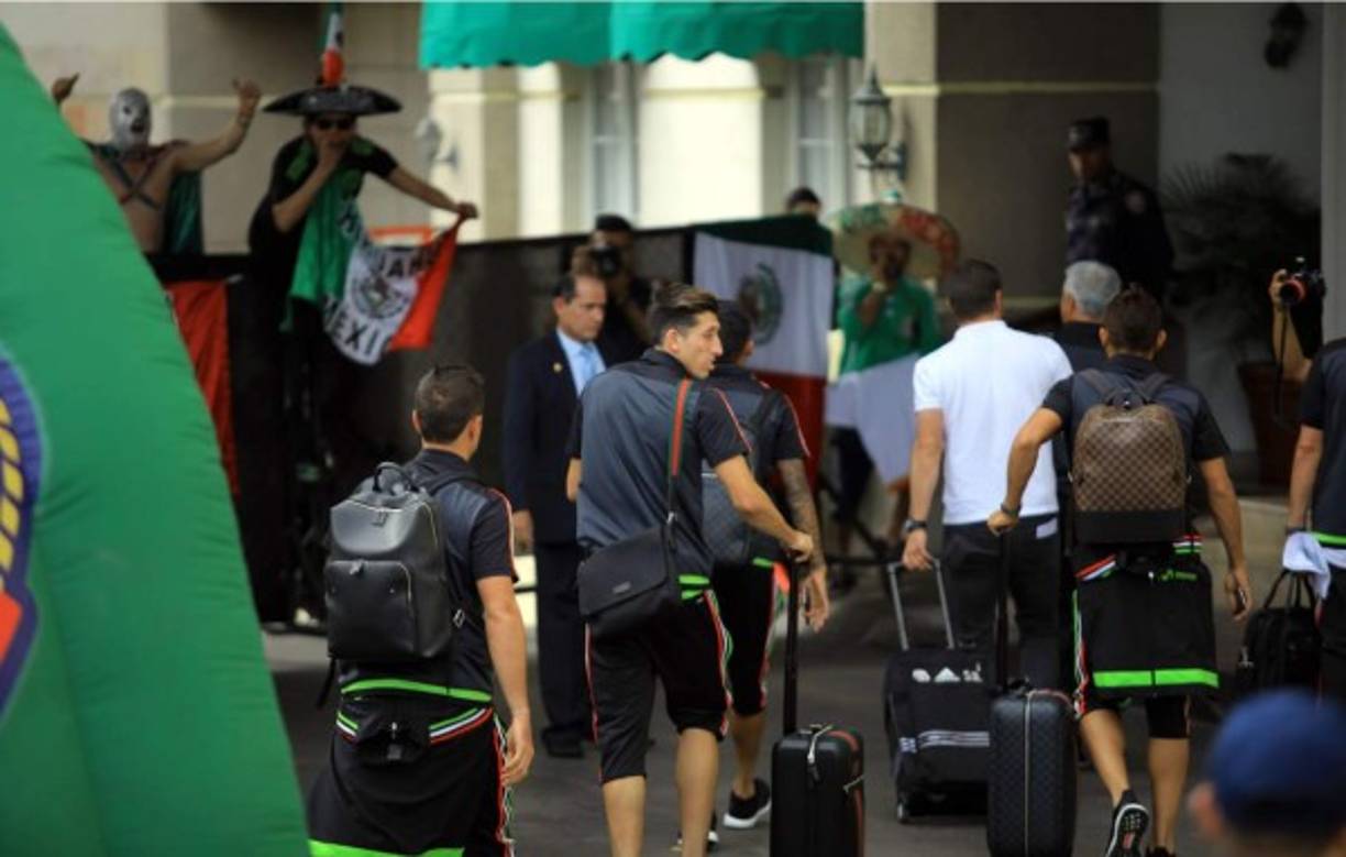 Los jugadores mexicanos entrando al hotel de concentración en San Pedro Sula.
