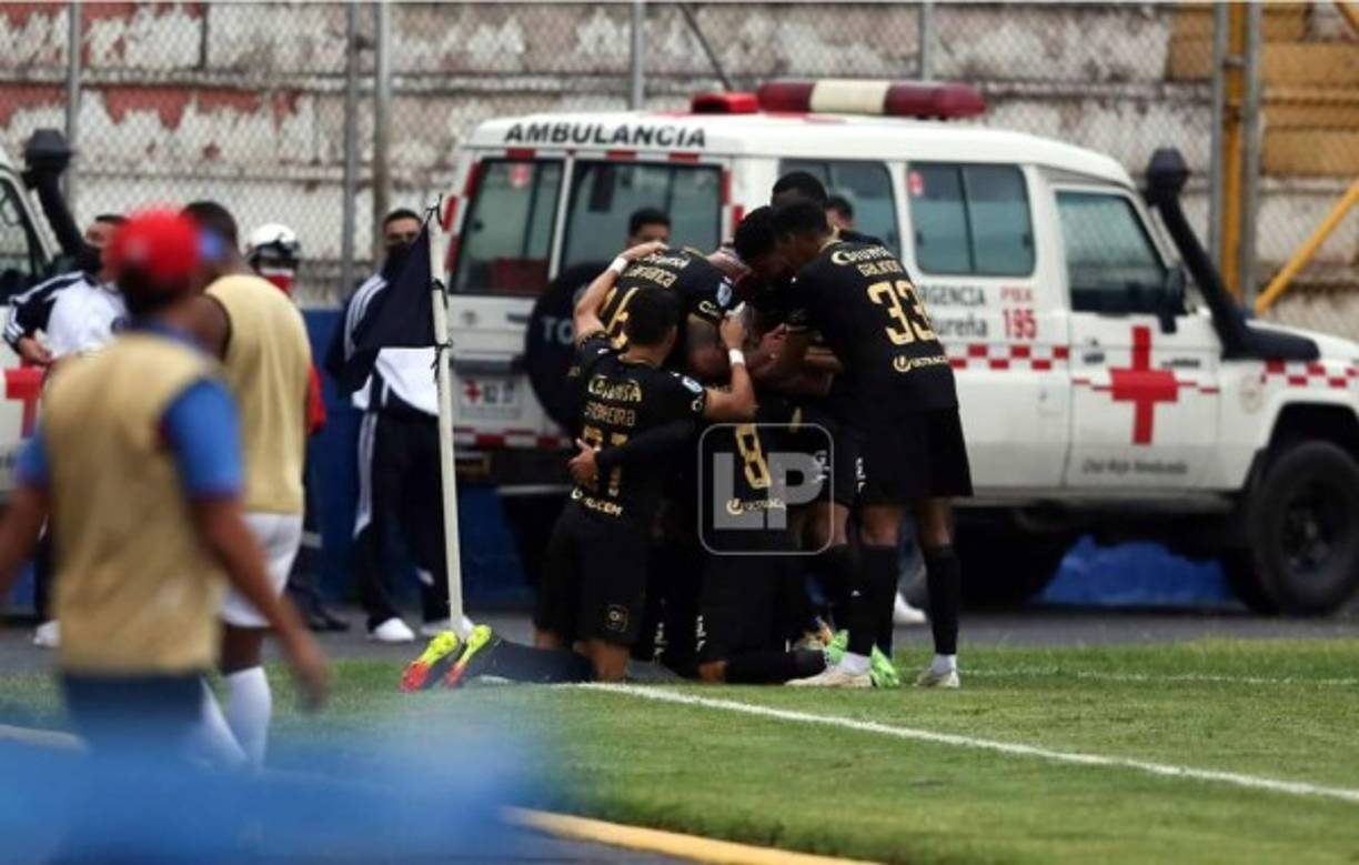 Los jugadores del Motagua celebrando el golazo de Cristopher Meléndez.