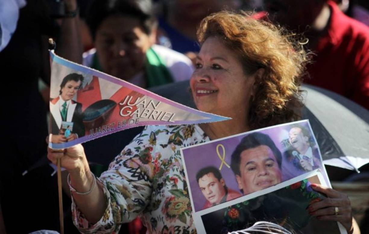 Juan Gabriel sigue, un año después de su muerte, muy presente entre seguidores y amigos, quienes recuerdan al 'Divo de Juárez' como alguien que 'dio la vida por su música'.<br/><br/>El popular cantante y compositor mexicano falleció el 28 de agosto de 2016 por un ataque cardíaco en su residencia de Santa Mónica, California, a los 66 años.