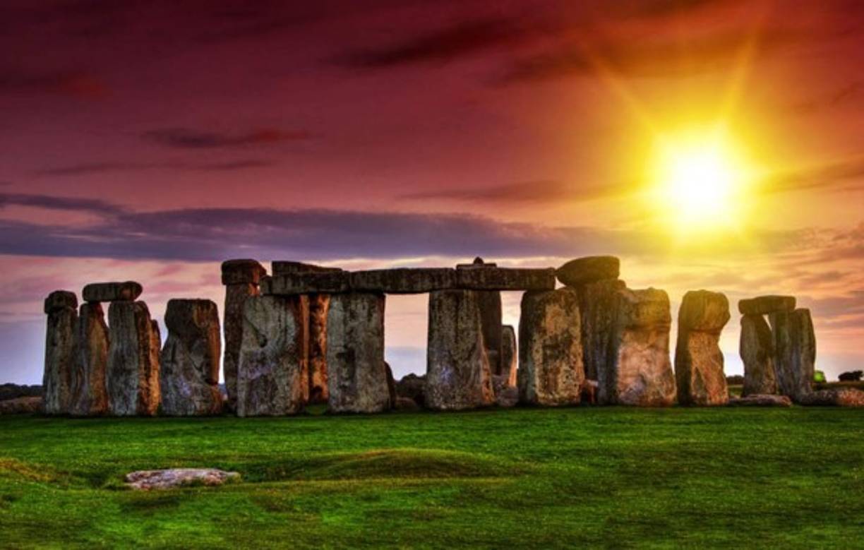 Presenciar el amanecer en Stonehenge, Reino Unido.