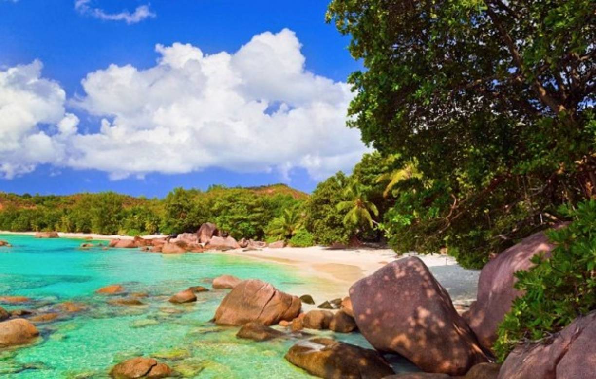 11. Anse Lazio. Esta playa está ubicada en el noreste de la isla de Praslin. Es uno de los destinos más populares en el mundo por sus aguas azules, árboles de takama y rocas de granito.