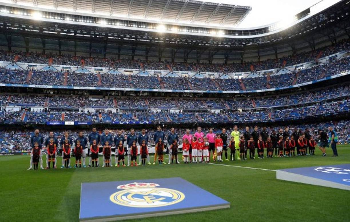 Imagen de los equipos Real Madrid y Brujas antes del inicio del partido cuando sonaba el himno de la Champions League en el estadio Santiago Bernabéu.