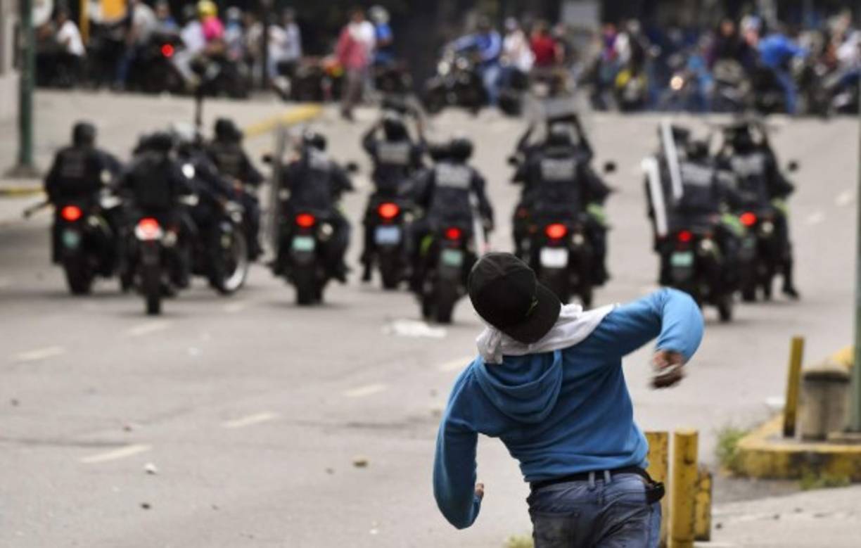 Los choques de este miércoles trajeron a la memoria las violentas protestas opositoras de 2017, que dejaron unos 125 muertos entre abril y agosto de ese año, con denuncias de una 'represión brutal' por parte de las fuerzas de seguridad.