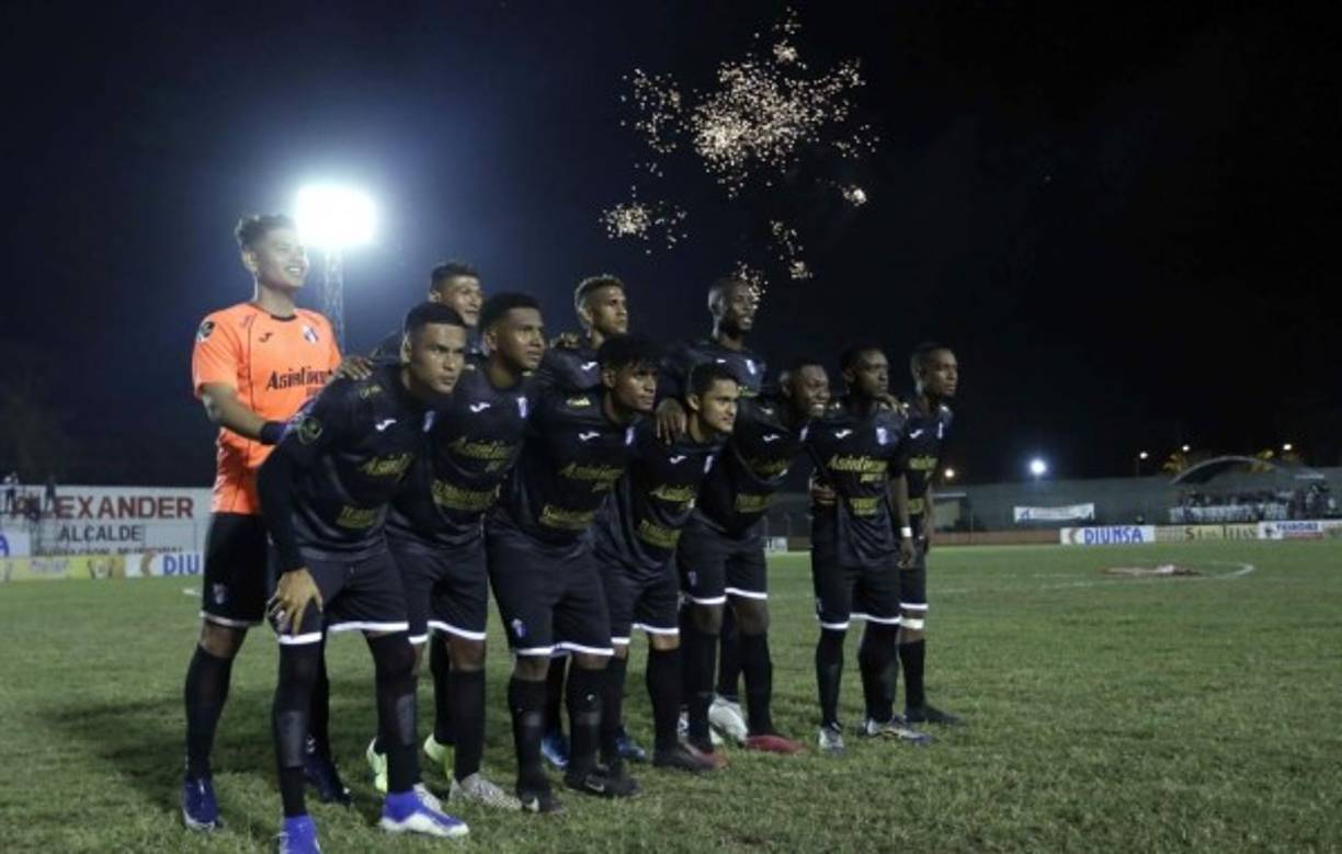 El 11 titular de Honduras Progreso posando, y en el fondo, fuegos artificiales.