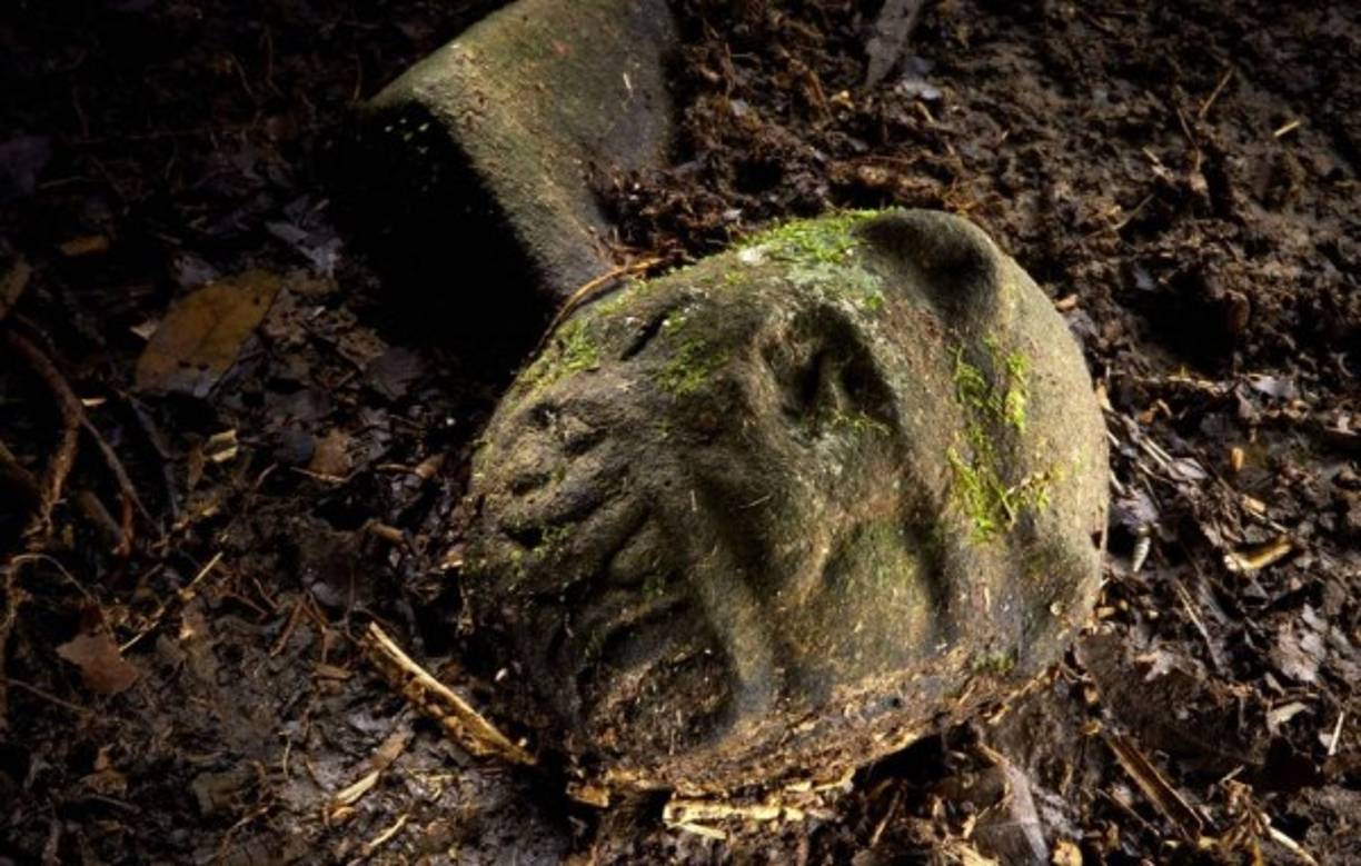 Una efigie de un hombre-jaguar que probablemente representa una combinación de un animal humano y el espíritu fue encontrtado enterrado en La Mosquitia, Honduras. Foto National Geographic.