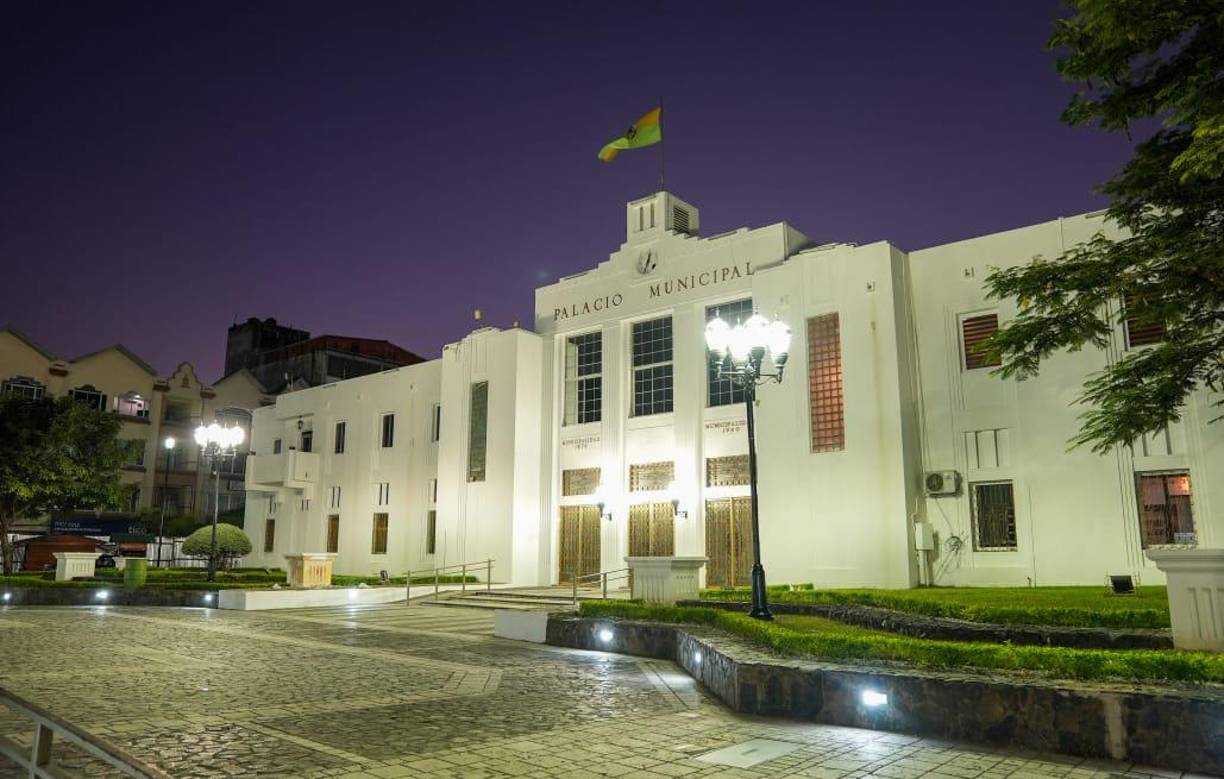 Vista de la fachada del palacio municipal en horas de la noche.