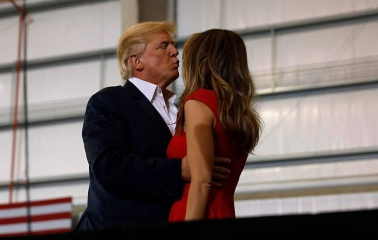 La pareja presidencial, en la mira por varios desplantes protagonizados por ambos en los últimos días, protagonizó otro momento que dio de que hablar a los medios de comunicación. El presidente Trump besó a su esposa, que permaneció impasible frente a la multitud, sin devolver el abrazo o el beso.