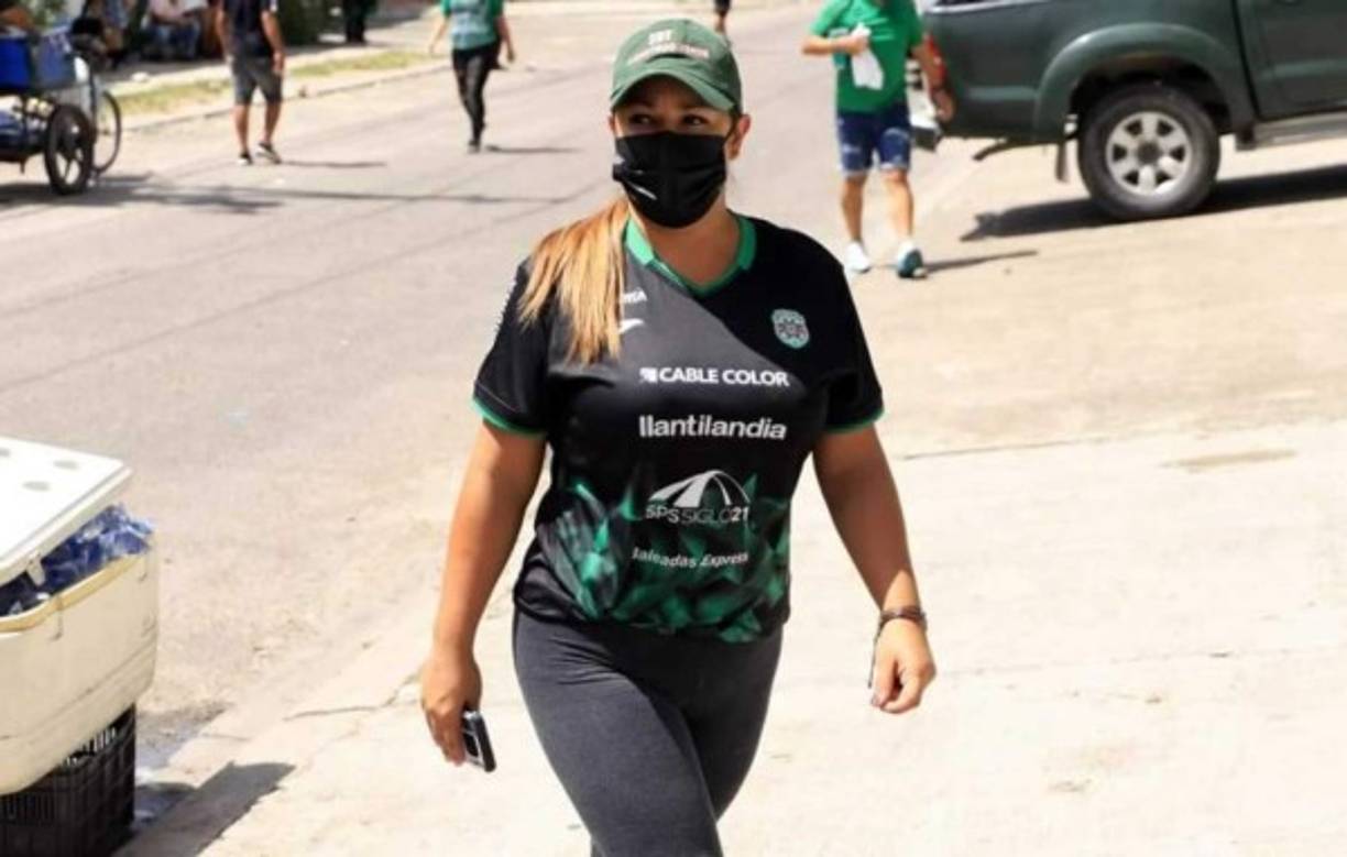 Una aficionada del Marathón cuando llegaba al estadio Yankel Rosenthal para apoyar a su equipo ante Real España.