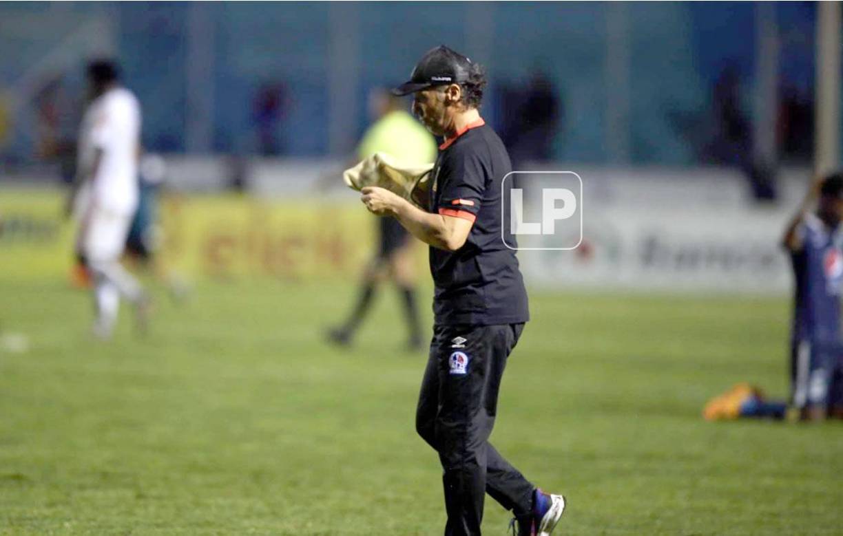 Pedro Troglio se fue del Nacional con cara de pocos amigos.