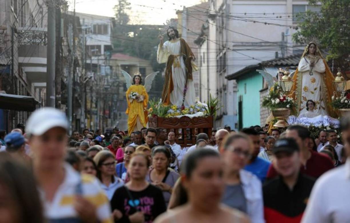 Esta tradición recuerda el momento en que María Magdalena y otros discípulos se encuentran con Jesús resucitado.