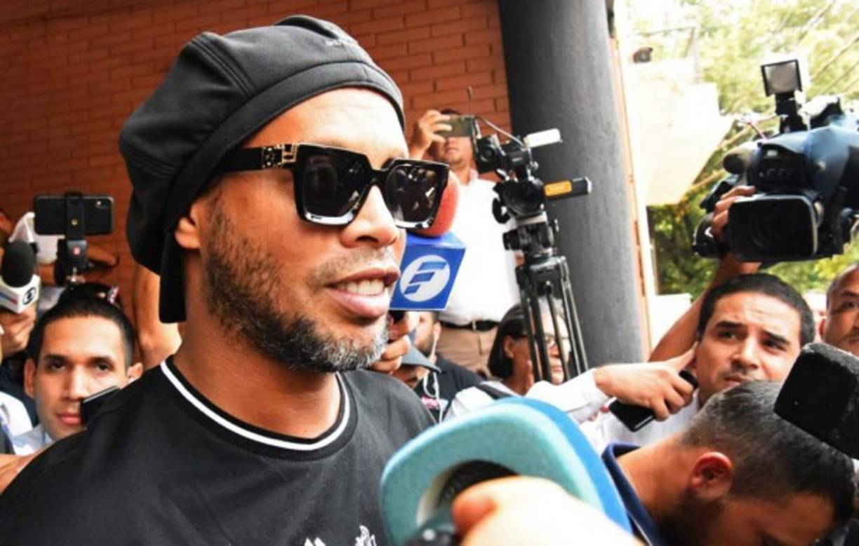 Bajo un calor de casi 40 grados centígrados, Ronaldinho la pasa tranquilo en un cuartel de Policía en Asunción al igual que su hermano Roberto de Assis Moreira, acusado del mismo delito.