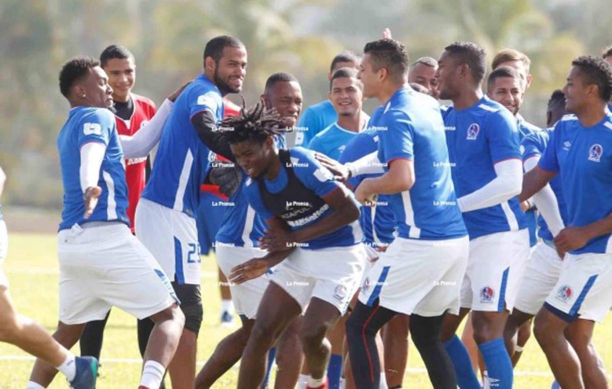El lateral Maylor Núñez en el momento que recibía 'cariñitos' por sus compañeros del Olimpia.
