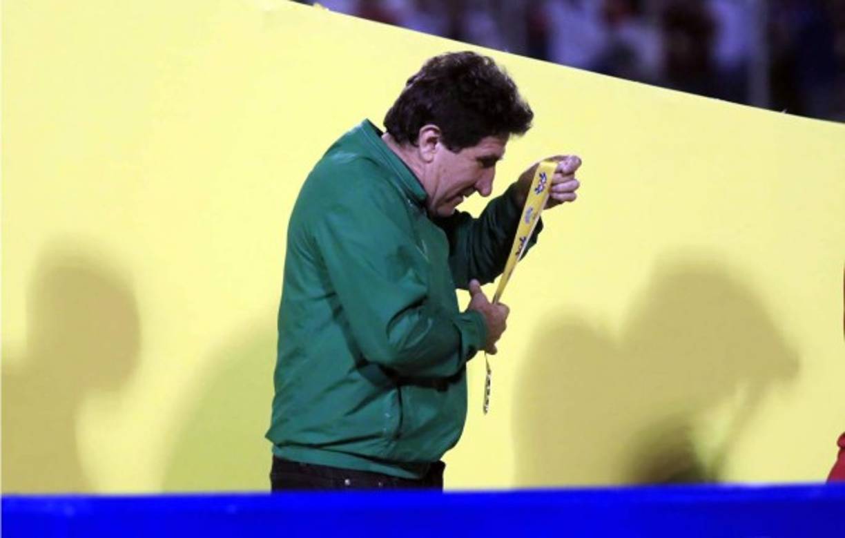 Héctor Vargas pasó a recoger la medalla de subcampeón al quedar el Marathón en el segundo lugar de la tabla general del Torneo Apertura 2019.