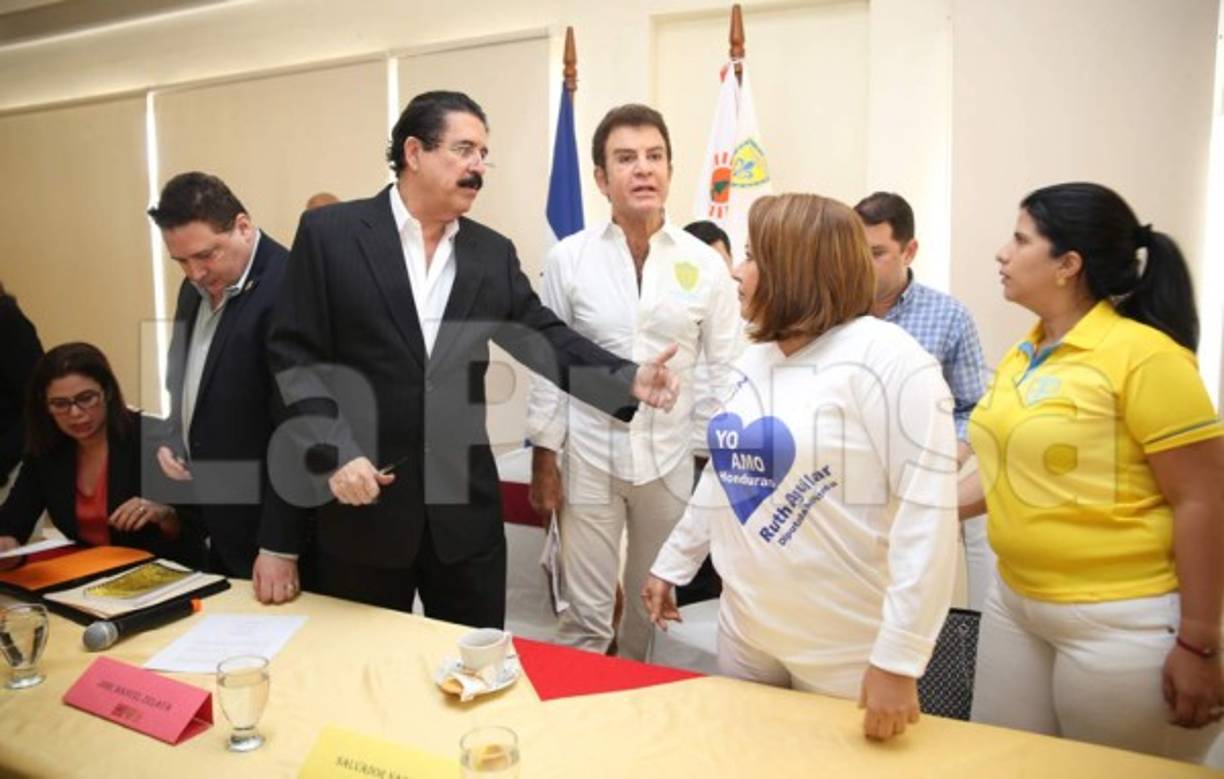 El comentarista deportivo le señaló a la dirigente nacionalista el papel con su nombre que le reservaba el sitio aledaño a Zelaya,