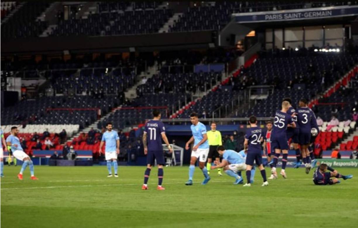 El tiro libre de Riyad Mahrez pasó entre Leandro Paredes y Presnel Kimpembe y terminó en el fondo de la portería del PSG para el gol de la remontada del Manchester City.