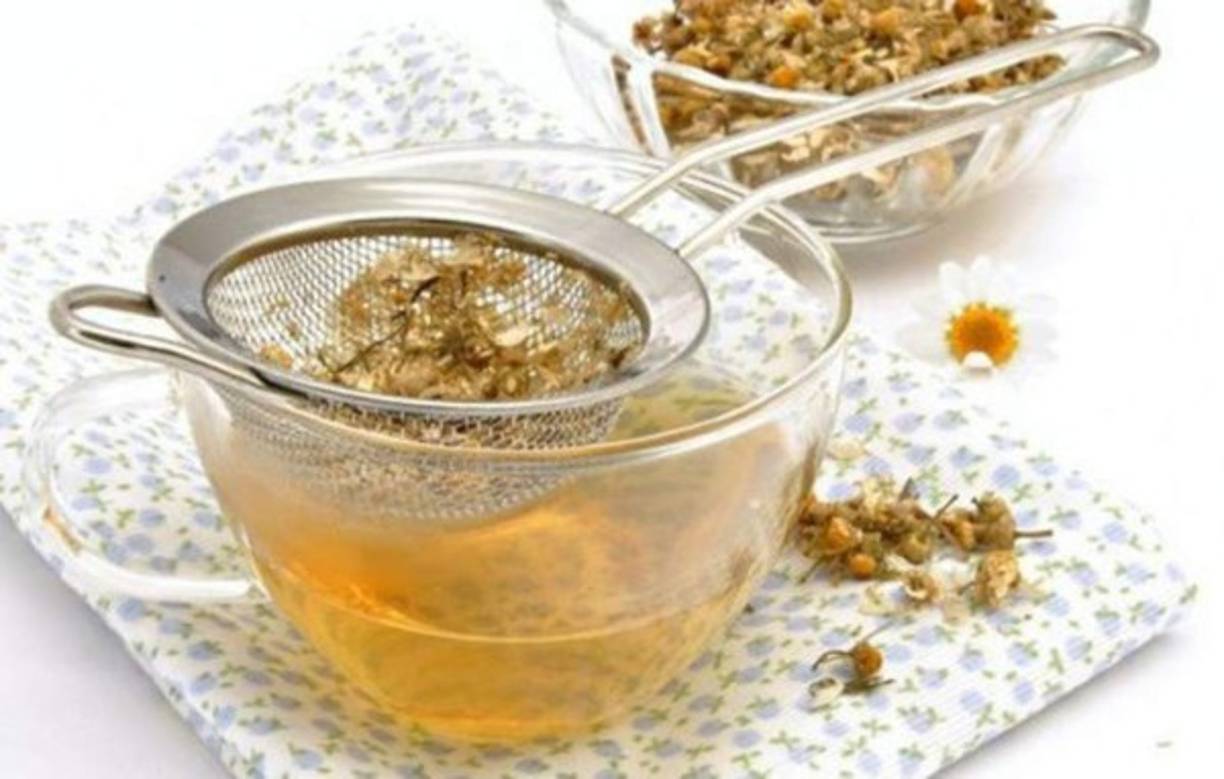 Infusión de Matricaria: esta gran planta medicinal es muy efectiva y beneficiosa para usar en muchos remedios naturales, y uno de ellos es el dolor de cabeza. Cuando notes los primeros signos toma una infusión hecha con una cucharadita por taza de agua, deja reposar 5 minutos, cuela y bebe. Puedes tomar 3 ó 4 al día