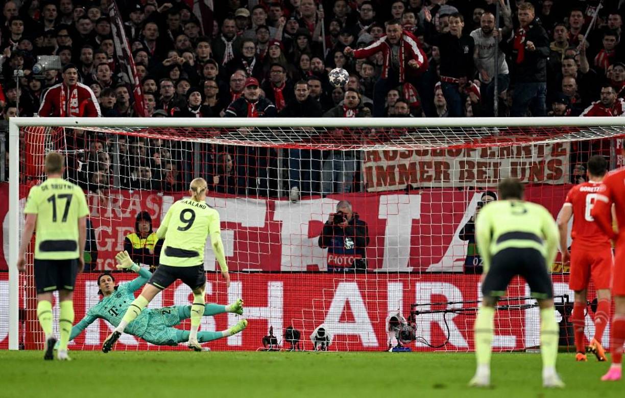 Haaland se dio prisa en agarrar el balón para ser él quien diese el golpe de gracia a la eliminatoria ante el equipo que le privó de tantos títulos en su etapa en Alemania defendiendo los colores del Borussia Dortmund y que tanto lo pretendió antes de fichar por el <b>City</b>, pero el noruego envió su lanzamiento desde los once metros alto a la grada.