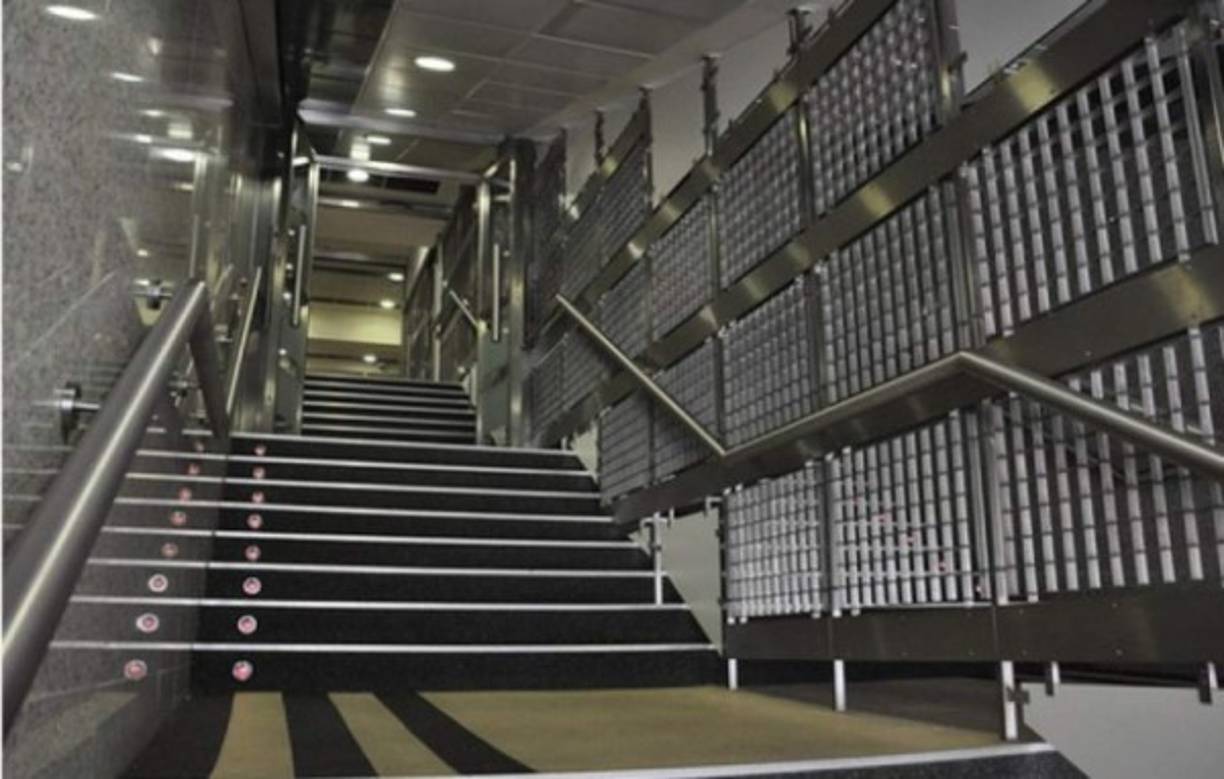 Así es el interior del estadio Santiago Bernabéu del Real Madrid. Imponente la bajada de esas escaleras que proyectan el valor del acero, tal y como puede llegar a ser el equipo en la cancha.