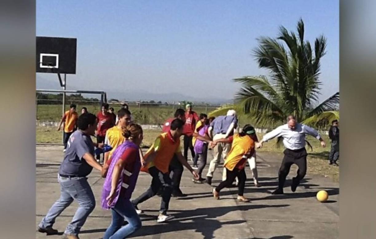 Los dos senadores Timothy Kaine (demócrata), John Cornyn (republicano), compartieron un juego de fútbol en el sector de Chamelecón.
